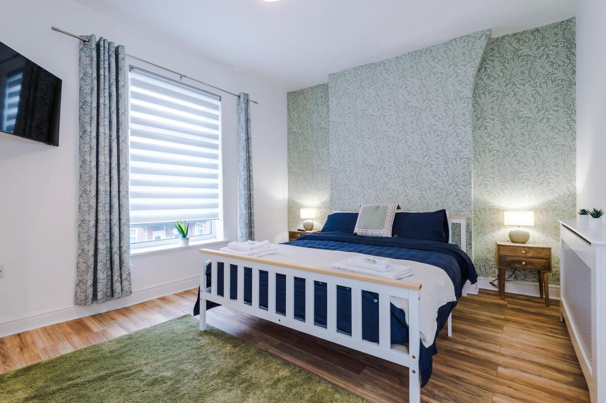 4 Bedroom Victorian House Манчестер Экстерьер фото